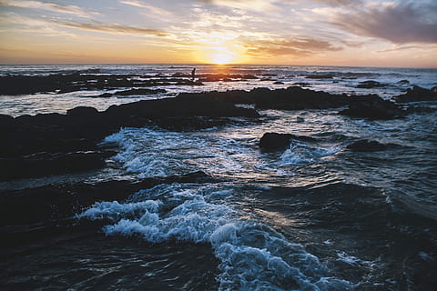 Welle, Wasser, Felsen, Person, Stehen, Felsenküste, golden, Stunde, Strand, Wellen, Tide, Meer, Himmel, Sonnenuntergang, Szenen - Natur, Schönheit in der Natur, Bewegung, Horizont über Wasser, Horizont, idyllisch, Land, wolke - himmel, ruhige Szene, Rock, Natur, Ruhe, solide, keine Leute, draußen, Kraft in der Natur, fließendes Wasser, brechen, 5K, CC0, gemeinfrei, lizenzfrei