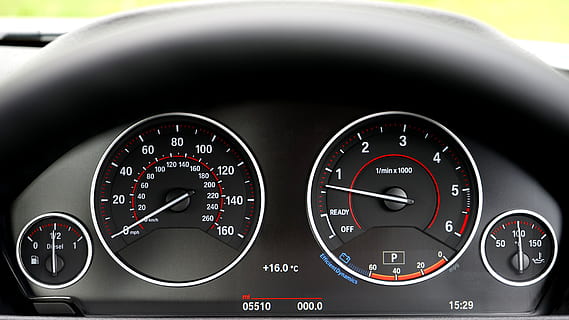 juoda, balta, spidometras, Iš arti, prietaisų skydelis, tachometras, transporto būdas, valdymo pultą, transportavimas, transporto priemonės interjeras, greitis, automobilis, kontrolė, motorinė transporto priemonė, numeris, automobilio interjeras, matavimo priemonė, matuoklis, nėra žmonių, ratą, figūra, sausumos transporto priemonė, patalpose, matuoklis - matavimo priemonė, privatus lėktuvas, 5K, CC0, Viešasis domenas, nemokamai