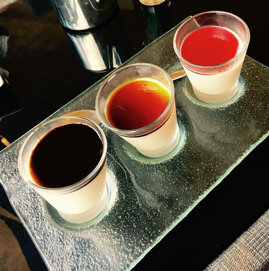 trio de panna cotta, trio, de, beure, tassa, vermell, menjar i beguda, a l'interior, copa, refresc, cap gent, vista d’angle alt, taula, frescor, natura morta, cafè, menjar, cafè - beguda, primer pla, te, tassa de cafè, equipament per a la llar, vidre, beguda calenta, safata, vaixella, tassa de te, esmorzar, 1080P