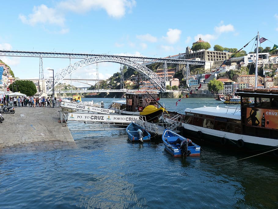 pont, metall, arc, tren, creu, porto, viatjar, portugal, turisme, douro, vaixell, arrencada, riu, embarcacions, vaixells, banc, vaixell nàutic, port, lloc famós, arquitectura, transport, aigua, estructura construïda, pont - estructura feta per l'home, connexió, manera de transport, exterior de l'edifici, cel, davant del mar, dia, naturalesa, ciutat, persones incidentals, persones reals, núvol - cel, a l'aire lliure, pont d’arc, embarcacions de passatgers, 4K