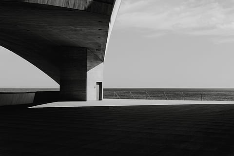 gråtonebillede, beton, bygning, arkitektur, struktur, bn, vand, bygget struktur, hav, himmel, ingen mennesker, bro, natur, forbindelse, dag, bro - menneskeskabt struktur, horisont over vand, scenics - natur, ro, rolig scene, udendørs, sky - himmel, horisont, skønhed i naturen, arkitektoniske kolonne, under, 5K, CC0, offentligt domæne, royaltyfrie