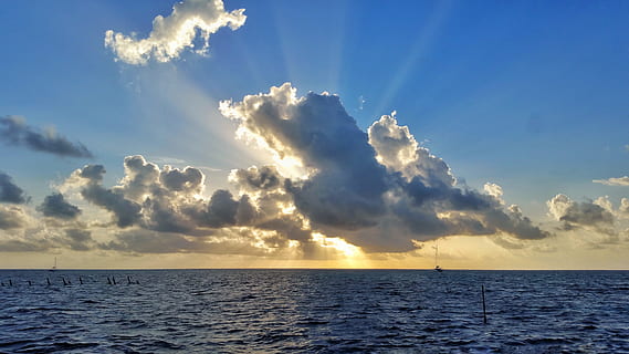 Sonnenaufgang, Wolken, Ozean, Landschaft, Strahlen, Himmel, Goldene Sonne, Horizont, Dämmerung, dunkel, Licht, Wasser, karibischer Ozean, atlantisch, Meer, wolke - himmel, Horizont über Wasser, Schönheit in der Natur, Szenen - Natur, ruhige Szene, Ruhe, Sonnenstrahl, Sonnenlicht, Natur, Blau, keine Leute, seelandschaft, idyllisch, Ufergegend, draußen, 5K, CC0, gemeinfrei, lizenzfrei
