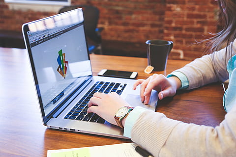femme, en utilisant, portable, noir, céramique, agresser, macbook, pro, ordinateur, La technologie, conception, Créatif, affaires, travail, Commencez, Bureau, dactylographie, personnes, tasse, thé, l'Internet, utilisant un ordinateur portable, Technologie sans fil, main humaine, une personne, table, adulte, partie du corps humain, Seulment les adultes, boisson, lien, la communication, Vrais gens, femmes, modes de vie, tasse à café, à l'intérieur, rafraîchissement, main, surfer sur le net, café, 2K, CC0, domaine public, libre de droits
