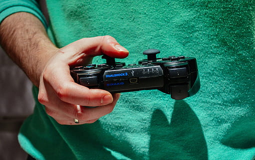 speel station, controleur, videospellen, gaming, bedieningshendel, hand-, menselijke hand, menselijk lichaamsdeel, een persoon, bezit, technologie, fotografie thema's, camera - fotografische apparatuur, detailopname, groene kleur, mannen, camera, volwassen, echte mensen, bezetting, fotografische apparatuur, fotograferen, digitale camera, communicatie, fotograaf, vinger, turkoois gekleurd, 5K, CC0, publiek domein, royaltyvrij