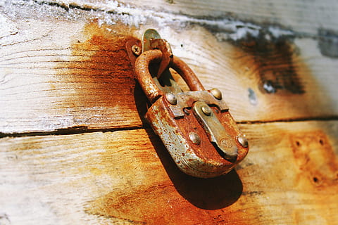 ruostumaton teräslukko, linna, riippulukko, metalli-, ylärajan, turvallinen, ruostumaton, puinen ovi, suojella, sammuu, suljettu, turvallisuus, kiinni, lukitsee, lukittava, suojalukko, yhteys, ovi, pultti, vanha, tukossa, rauta-, ruostunut, pääsy, panos, ruosteinen, haalistua, lähikuva, puu - materiaali, ei ihmisiä, suojaus, Lukko, päivä, ketju, kuvioitu, Sisäänkäynti, vaurioitunut, loppua, ulkona, heikkeneminen, rauta - metalli, 4K, CC0, public domain, rojaltivapaa