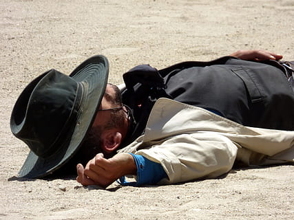 Cowboy, tot, lügen, Hut, Boden, Tod, Wüste, wilder Westen, Film, Hollywood, eine Person, echte Menschen, hinlegen, Land, Männer, Lebensstile, Legere Kleidung, Tag, Freizeitbeschäftigung, Entspannung, Natur, in voller Länge, Kleidung, Sonnenlicht, draußen, auf dem Rücken liegen, junger Erwachsener, 4K, CC0, gemeinfrei, lizenzfrei