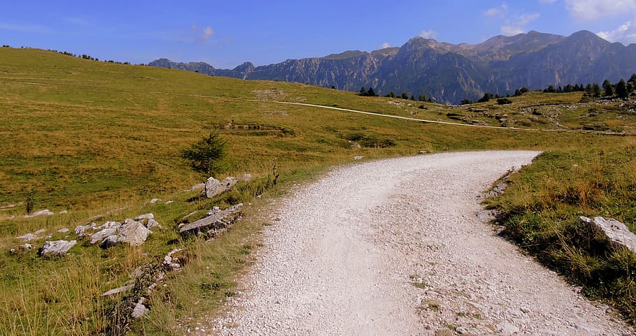 ruta, carretera, muntanya, lessinia, veneto, Itàlia, medi ambient, paisatge, naturalesa, herba, cel, bellesa a la natura, cap gent, planta, Serra, escenics - natura, terra, brutícia, Carretera bruta, aigua, sendera, direcció, escena no urbana, escena tranquil·la, a l'aire lliure, 4K
