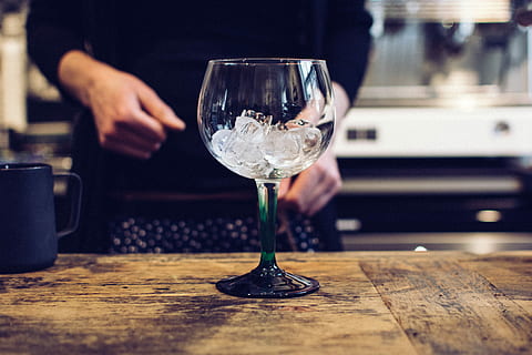vide, verre, la glace, verre vide, boisson, mains, de l'alcool, verre de vin, table, Hommes, restaurant, du vin, main humaine, personnes, à l'intérieur, verre à boire, en portant, adulte, personne méconnaissable, comptoir de bar, fermer, une personne, mâles, Nourriture et boisson, rafraîchissement, équipement ménager, se concentrer sur le premier plan, bois - matériau, Vrais gens, section médiane, verre - matériel, fraîcheur, vie nocturne, 5K, CC0, domaine public, libre de droits