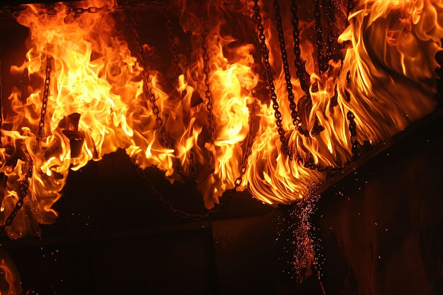 cadena amb flames, bombers, formació, en viu, foc, controlat, protecció, perill, equipament, feina, pràctica, seguretat, servei, forces aeries, EUA, militar, marines, usmc, foc - fenomen natural, flama, cremant, calor - temperatura, cap gent, nit, comunicació, color taronja, brillant, naturalesa, moviment, senyal d'advertència, signe, a l'aire lliure, material de fusta, moviment borrós, groc, infern, primer pla, 1080P