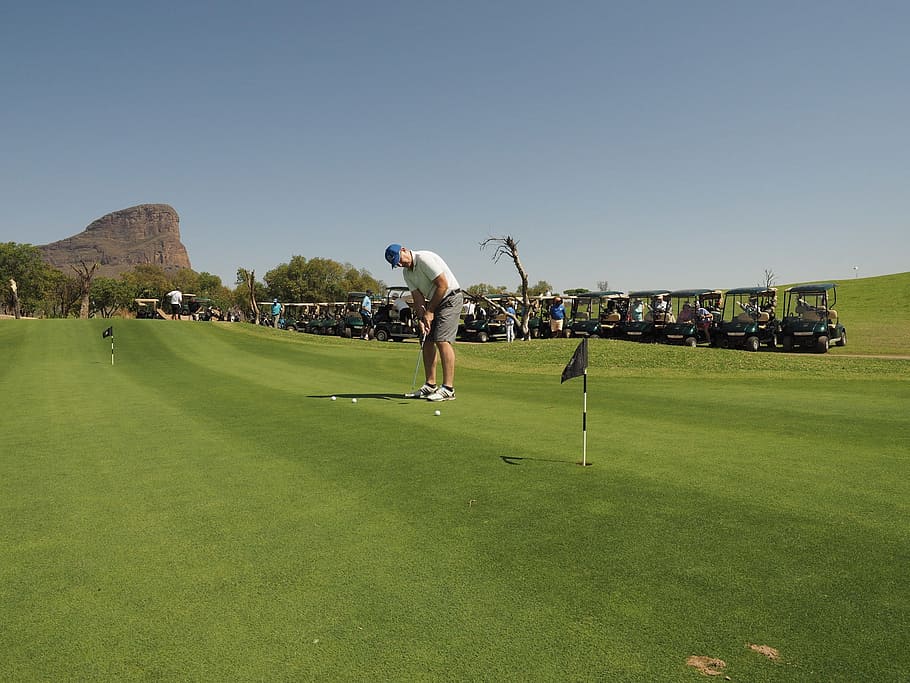 golf, practicant, posar, pràctica, pilota, club, estiu, putter, fairway, golfista, diversió, jugador, curs de golf, esport, club de golf, verd - camp de golf, herba, activitat, activitat d'oci, esportista, cel, longitud completa, adult, color verd, naturalesa, planta, dia, jugant, gent, activitats de cap de setmana, habilitat, a l'aire lliure, 1080P