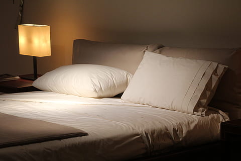 vide, lit, blanc, consolateur, ensemble, à côté de, tourné, lampe de table, couverture, Lit double, lis, oreillers, dormir, chambre, du repos, oreiller, chambre d'hôtel, lampe électrique, drap, meubles, chambre domestique, à l'intérieur, matériel d'éclairage, confortable, un hôtel, intérieur de la maison, moderne, lin, luxe, richesse, couleur blanche, relaxation, textile, personne, couette, nettoyer, 5K, CC0, domaine public, libre de droits
