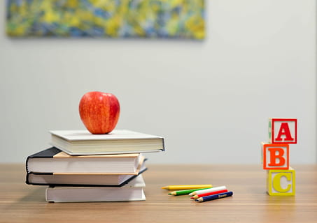 vermell, fruita de poma, quatre, llibres pyle, diversos, llibres, escola, aprenentatge, llibre, poma, guarderia, lectura, llapis de colors, llapis, blocs de construcció, abc, nen, noi, publicació, educació, pila, taula, estudiant, escriptori, mobles, a l'interior, alimentació saludable, fruita, llibre de text, tornar a l'escola, edifici escolar, aula, menjar, bloc de notes, material escolar, estudiar, carpeta d'anelles, llibre de tapa dura, 4K, CC0, domini públic, lliure de regalies