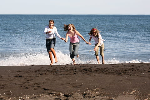 tre, jenter, løping, borte, havbølge, Strand, hav, bølge, himmel, kyst, Seascape, sand, surf, Stillehavet, vind, vann, bølger, havutsikt, landskap, venner, sommer, reiser, naturen underverker, gruppe med folk, lykke, land, samvær, kvinner, barn, følelse, hunner, full lengde, ferie, ung voksen, vennskap, moro, tur, horisont over vann, positiv følelse, 1080P, CC0, offentlig domene, opphavsrett gratis