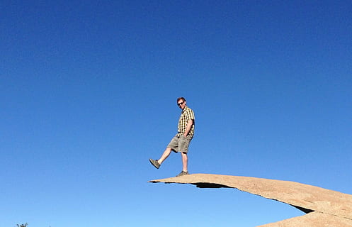 uomo, equilibratura, freddo, montagna, escursioni a piedi, chip rock, uccello, animale, temi animali, vertebrato, animali allo stato selvatico, un animale, fauna selvatica, blu, cielo, cielo sereno, copia spazio, soleggiato, lunghezza intera, appollaiati, natura, Inquadratura dal basso, giorno, luce del sole, nessuno, pappagallo, falco - uccello, 1080P, CC0, dominio pubblico, privo di copyright