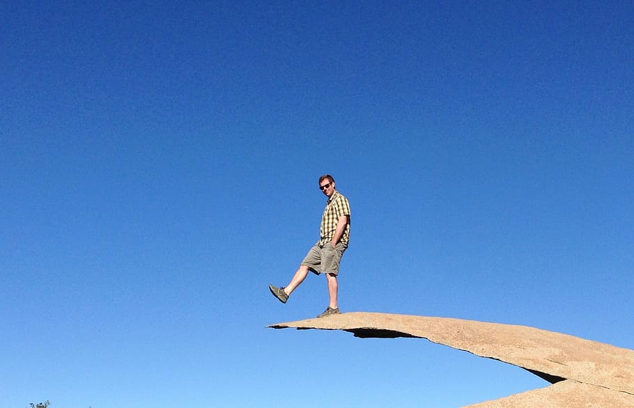 muž, vyvažování, chladný, hora, turistika, chip rock, pták, zvíře, zvířat, obratlovců, zvířata ve volné přírodě, jednoho zvířete, modrý, nebe, čisté nebe, kopie prostor, slunný, plná délka, prohlížení, Příroda, nízký úhel pohledu, den, slunečního světla, nikdo, Papoušek, sokol - pták, 1080P