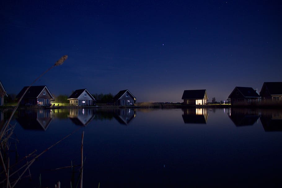 calma, corpo, agua, seis, casas, arvores, noite, de madeira, foto do nighttime, corpo de água, período noturno, foto, céu, lago, reflexão, casa, natureza, panorama, azul, ao ar livre, crepúsculo, militares, guerra, ninguém, estrutura construída, beira-mar, iluminado, exterior do edifício, água parada, arquitetura, scenics - natureza, estrela - espaço, céu limpo, tranquilidade, beleza na natureza, astronomia, 4K