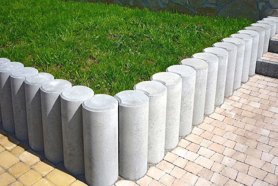 paisatge, roques, maons, patró, fons, blocs, concret, disseny, exterior, herba, gris, verd, creixement, paisatgisme, gespa, materials, a l'aire lliure, Camí, paviment, aspre, forma, sòlid, quadrat, pas, pedres, paret de pedra, superfície, passarel·la, en fila, planta, color verd, dia, cap gent, sendera, naturalesa, repetició, vista d’angle alt, pedra, camp, Color blanc, ordre, trampolí, llum solar, terra, llambordes, camí de jardí, 2K