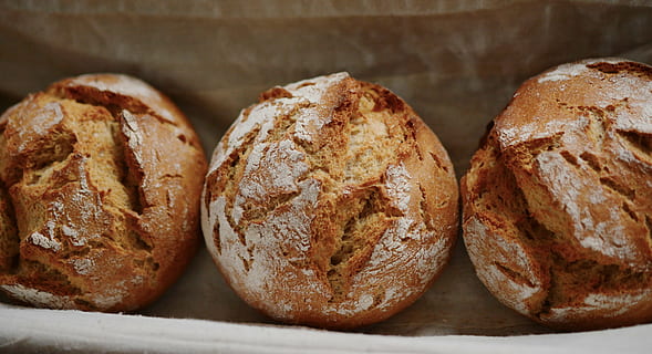 drei gebackene Backwaren, Brot, rollen, Roggen, knusprig, Kruste, backen, Backwaren, wecken, Brotkorb, Futter, Essen und Trinken, Frische, gesundes Essen, Lebensmittel, drinnen, ein Leib Brot, keine Leute, Nahansicht, Tag, Geschäft, gebacken, Wohlbefinden, Stillleben, braun, Bäckerei, Gruppe von Objekten, Tabelle, Studioaufnahme, Vollkorn, fertig für den Verzehr, französisches Essen, 5K, CC0, gemeinfrei, lizenzfrei