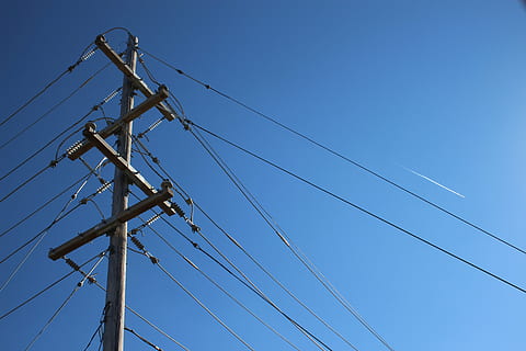strøm, linje, elektricitet, spænding, elledninger, transmission, elektrisk, energi, høj, levere, kabel, ingeniørarbejde, miljø, fly, flyselskab, himmel, Avion, teknologi, forbindelse, lav vinkel visning, blå, brændstof og elproduktion, Strømforsyning, strømkabel, ingen mennesker, el-pylon, skyfri himmel, natur, dag, meddelelse, udendørs, telefonlinje, kopiere plads, pol, kompleksitet, 5K, CC0, offentligt domæne, royaltyfrie