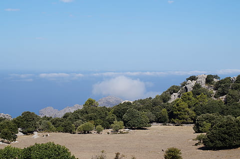 montagna, nuvole, cielo, paesaggio, montagne, umore, cielo appannato, vista, albero, pianta, bellezza nella natura, scenics - natura, ambiente, terra, natura, giorno, la tranquillità, scena tranquilla, nuvola - cielo, nessuno, acqua, all'aperto, scena non urbana, blu, viaggio, 5K, CC0, dominio pubblico, privo di copyright