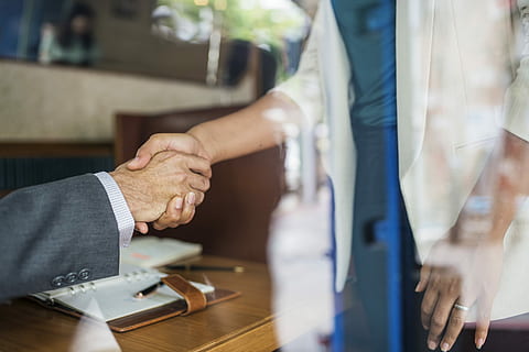 Due, mano di persone, tremante, lavoratore, lavoro di squadra, squadra, stringere la mano, strategia, pianificazione, associazione, taccuino, incontro, affare, stretta di mano, donna, bianca, tecnologia, completo da uomo, positivo, positività, ricerca, ristorante, successo, mano umana, mano, uomini, parte del corpo umano, due persone, adulto, attività commerciale, persone, maschi, in casa, messa a fuoco selettiva, detenzione, Al dettaglio, tavolo, stili di vita, giorno, finanza, piccola impresa, finestra, consumismo, arto umano, 2K, CC0, dominio pubblico, privo di copyright