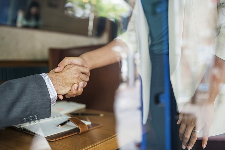 Due, mano di persone, tremante, lavoratore, lavoro di squadra, squadra, stringere la mano, strategia, pianificazione, associazione, taccuino, incontro, affare, stretta di mano, donna, bianca, tecnologia, completo da uomo, positivo, positività, ricerca, ristorante, successo, mano umana, mano, uomini, parte del corpo umano, due persone, adulto, attività commerciale, persone, maschi, in casa, messa a fuoco selettiva, detenzione, Al dettaglio, tavolo, stili di vita, giorno, finanza, piccola impresa, finestra, consumismo, arto umano, 2K