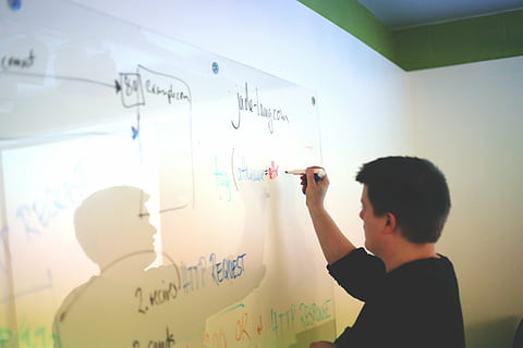 homme, noir, chemise, l'écriture, tableau blanc, à l'intérieur, pièce, la personne, sec, effacer, planche, Planification, réunion, gars, affaires, travail, http, Bureau, salle de réunion, une personne, Les données, graphique, permanent, adulte, personnes, adulte mature, présentation, homme d'affaires, jeune adulte, en portant, montrer du doigt, Hommes, apprentissage, stylo, éducation, la communication, 5K