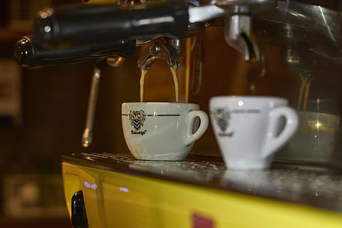 kaffe, te kop, automatisk, maskine, te, kop, automatisk, maskine, kaffe krus, koffein, cafe, lav kaffe, forberede kaffe, drikke, mad og drikke, indendørs, ingen mennesker, kaffe - drikke, forfriskning, krus, kaffekop, kaffemaskine, espressomaskine, stilleben, tæt på, selektiv fokusering, hælde, bevægelse, apparat, porcelæn, kaffebar, 8K, CC0, offentligt domæne, royaltyfrie