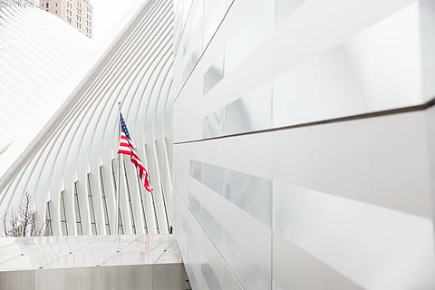 nos, bandeira, acenando, dia, arquitetura, construção, a infraestrutura, estrutura, estabelecimento, branco, Estados Unidos, democracia, soberania, estrutura construída, patriotismo, exterior do edifício, visão de baixo ângulo, ninguém, cor branca, vermelho, orgulho, cidade, natureza, ao ar livre, coluna arquitetônica, listrado, governo, independência, exterior do prédio de escritórios, ícone nacional, 5K, CC0, domínio público, royalty free