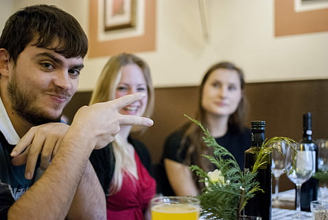 Sprachschule, Mannschaft, Praktikanten, drinnen, Freundschaft, Lebensmittel, Das Leben zu Hause, Zusammengehörigkeit, Essen und Trinken, junger Erwachsener, Erwachsene, Erfrischung, junge Frau, lächelnd, Frau, junge Männer, Lebensstile, Männer, Getränk, Gruppe von Leuten, Porträt, Mahlzeit, Glas, 4K, CC0, gemeinfrei, lizenzfrei