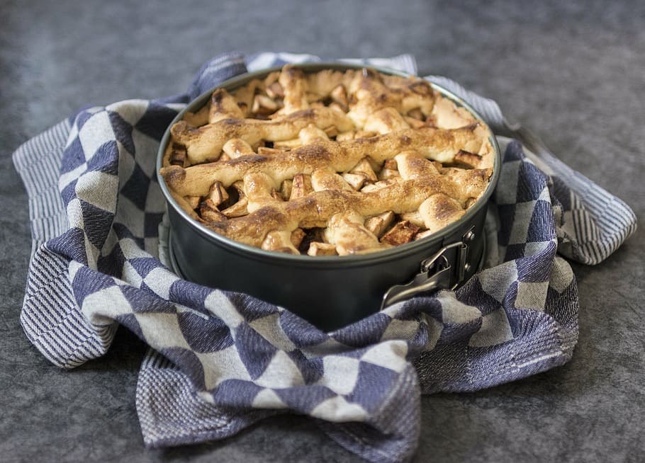 pastís al forn, pastís de poma, pastís, festa, pastisseria, dolç, saborós, domesticitat, confort, holandès, artesania, pomes, draps de cuina, indústria domèstica, cuinar, menjar, casolà, postres, berenar, gourmet, menjar i beguda, frescor, tovalló, menjar dolç, al forn, drap de cuina, a l'interior, primer pla, benestar, alimentació saludable, llest per menjar, cap gent, natura morta, tir de l'estudi, indulgència, taula, temptació, farina de civada, menjar còmode, 5K
