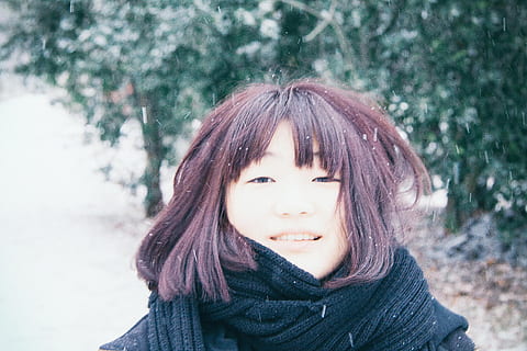 ragazza nella neve, ragazza, la neve, persone, all'aperto, donne, inverno, natura, femmine, una persona, bellissimo, freddo - temperatura, ritratto, bellezza, adulto, sorridente, etnia caucasica, giovane adulto, giorno, giovani donne, volto umano, stagione, immagine a colori, colpo alla testa, solo donne, guardando la fotocamera, concentrarsi sulle conoscenze acquisite, vista frontale, temperatura fredda, capi di abbigliamento, frangia, vestiti caldi, persone reali, acconciatura, capelli, albero, sciarpa, bella donna, contemplazione, 4K, CC0, dominio pubblico, privo di copyright