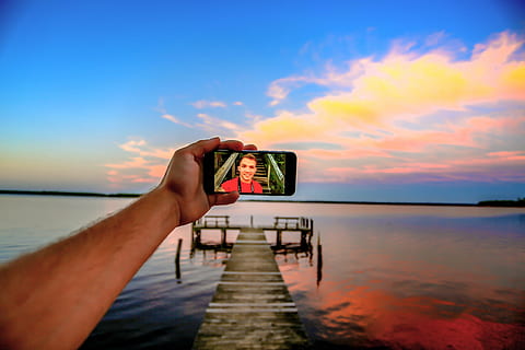 mężczyzna, nabierający, selfie, dok, ramię, plaża, plama, aparat fotograficzny, komórka, zbliżenie, chmury, skupiać, przednia kamera, dłoń, horyzont, krajobraz, wolny czas, telefon komórkowy, ocean, molo, rekreacja, relaks, morze, pejzaż morski, pobrzeże, niebo, smartfon, podróżować, wakacje, woda, ludzka ręka, technologia bezprzewodowa, inteligentny telefon, przenośne urządzenie informacyjne, tematy fotograficzne, część ludzkiego ciała, fotografowanie, zachód słońca, trzymać, jedna osoba, chmura - niebo, Natura, technologia, scenics - natura, na dworze, horyzont nad wodą, 4K, CC0, domena publiczna, darmowe zdjęcia