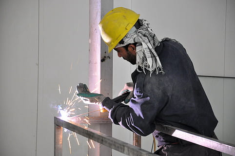 mand, konstruere, metalramme, svejsemaskine, arbejdere, svejsning, svejser, arbejde, industri, metalbearbejdning, metal, lys, stål, radio, hed, beskyttelse, konstruktion, hjelm, hovedbeklædning, beskyttende arbejdstøj, voksen, kun mænd, metalindustrien, arbejder, hård hat, herrer, en person, beskæftigelse, indendørs, rigtige mennesker, moden voksen, beskyttelseshandske, bedrift, tre kvart længde, varme - temperatur, modne mænd, dygtighed, gnister, 4K