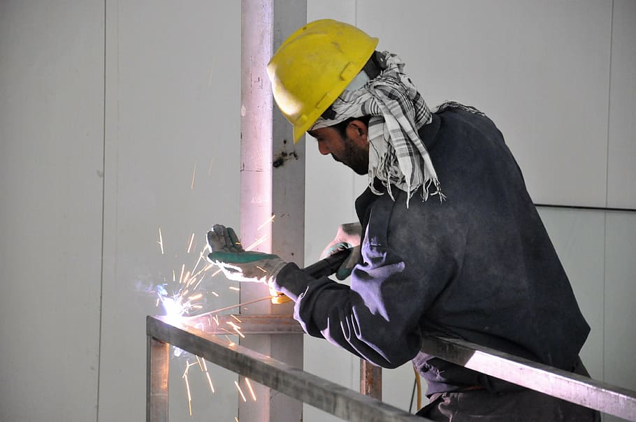 mand, konstruere, metalramme, svejsemaskine, arbejdere, svejsning, svejser, arbejde, industri, metalbearbejdning, metal, lys, stål, radio, hed, beskyttelse, konstruktion, hjelm, hovedbeklædning, beskyttende arbejdstøj, voksen, kun mænd, metalindustrien, arbejder, hård hat, herrer, en person, beskæftigelse, indendørs, rigtige mennesker, moden voksen, beskyttelseshandske, bedrift, tre kvart længde, varme - temperatur, modne mænd, dygtighed, gnister, 4K