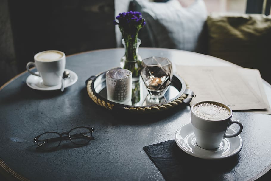 runde bakke, blomster vase, to, hvid, keramisk, tekopper, bord, kopper, underkopper, kop, cafe, kaffe, lys, vase, blomster, briller, underkop, glas, indre, blomst, latte, drikke, mad og drikke, krus, forfriskning, porcelæn, kaffe - drikke, kaffekop, indendørs, blomstrende plante, stilleben, friskhed, ingen mennesker, varm drikke, ske, bakke, kaffekande, 5K