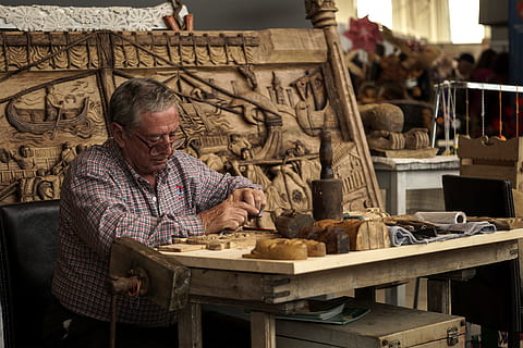 Mann, Sitzung, neben, geschnitzt, panel, Bildhauer, Arbeit, Handbuch, Meißel, Holz, trocken, Kunst, Tradition, traditionell, holzig, braun, Risse, Peeling, Bild, alt, Erfahrung, zeichnungen, Werkzeuge, eine Person, älterer Erwachsener, echte Menschen, Tabelle, Männer, halten, Brille, Besetzung, Erwachsene, Kleinunternehmen, Markt, Lebensmittel, Dreiviertel Länge, ältere Männer, Geschäft, Vorderansicht, reife Männer, 2K, CC0, gemeinfrei, lizenzfrei