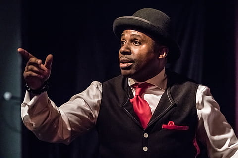 uomo, indossare, nero, cappello, panciotto, rosso, cravatta, bianca, camicia, puntamento, dito, mago, viso, prestazione, Magia, ritratto, azione, persone, commedia, comico, mostrare, divertimento, esecutore, afroamericano, jamahl keyes, indianapolis, indy magic mensile, solo un uomo, girato in studio, solo adulti, Solo uomini, solo un uomo maturo, adulto, una persona, adulto maturo, ben vestito, completo da uomo, attività commerciale, uomini, in casa, capi di abbigliamento, colpo alla testa, maschi, Esprimere a gesti, cultura artistica e intrattenimento, sfondo nero, musica, uomini maturi, palcoscenico, 5K, CC0, dominio pubblico, privo di copyright