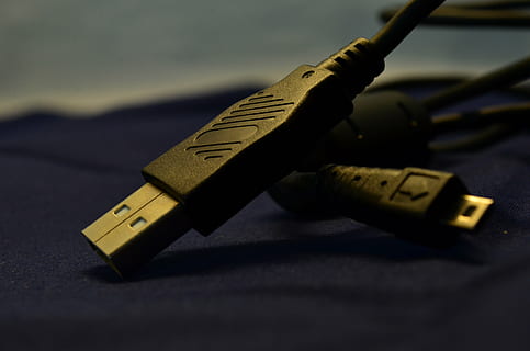 cavo di ricarica, USB, cavo, connessione, tecnologia, Collegare, spina, hardware, elettronico, connettore, nessuno, in casa, avvicinamento, concentrarsi sulle conoscenze acquisite, due oggetti, comunicazione, girato in studio, attività commerciale, singolo oggetto, cavo USB, ombra, tecnologia wireless, penna, spina di connessione di rete, vista dall'alto, tavolo, computer, 4K, CC0, dominio pubblico, privo di copyright
