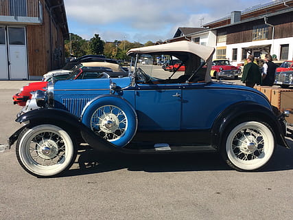 vecchi tempi, chiemsee, blu, auto, cromo, in stile retrò, vecchio stile, classico, lusso, veicolo terrestre, auto sportiva, mezzi di trasporto, convertibile, faro, eleganza, antico, vecchio, motore, stile, modo di trasporto, veicolo a motore, città, esterno dell'edificio, strada, architettura, giorno, macchina vintage, struttura costruita, stazionario, persone accessorie, luce del sole, nuvola - cielo, parcheggio, all'aperto, ruota, box auto, 2K, CC0, dominio pubblico, privo di copyright