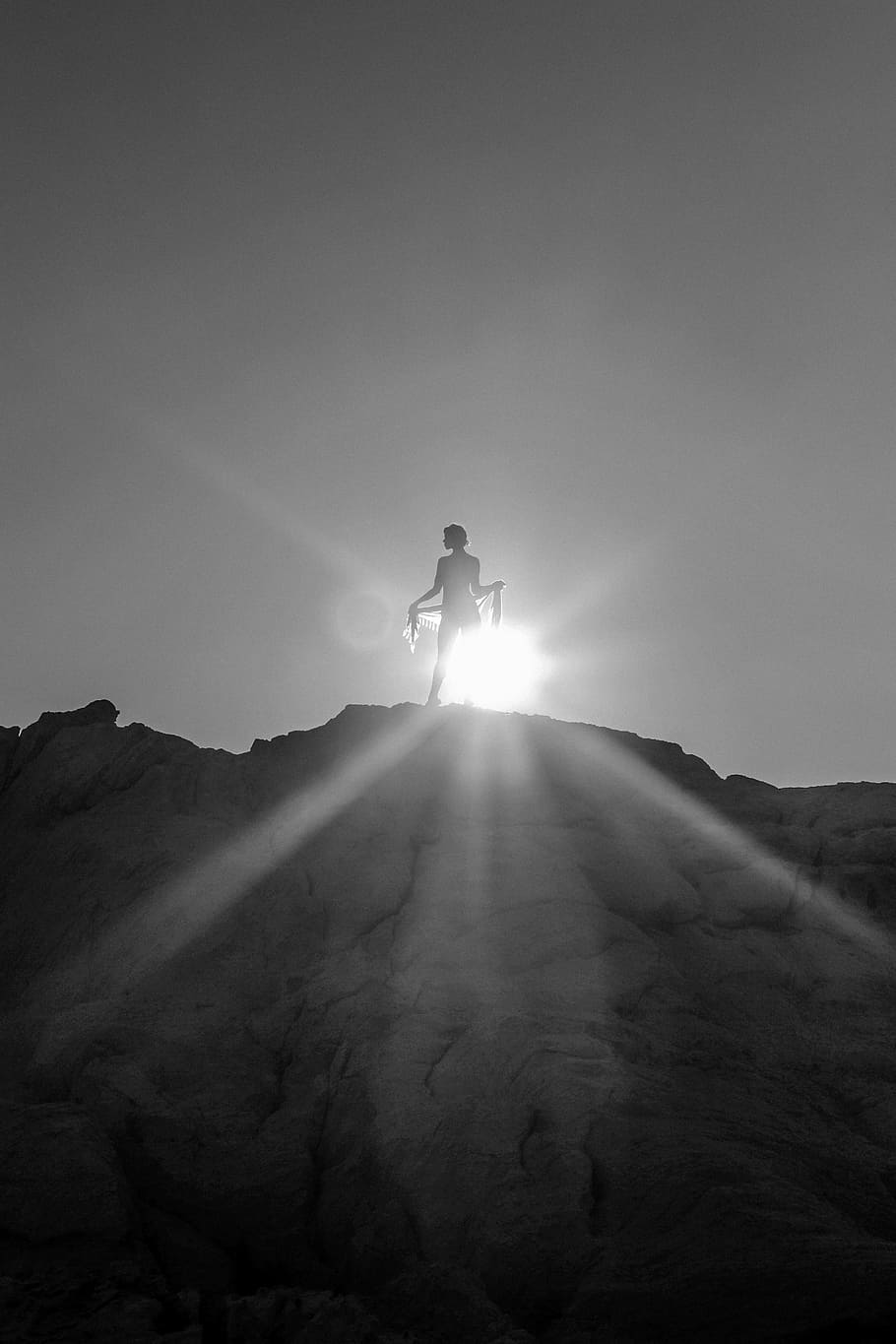 silueta, dona, de peu, penya-segat de muntanya, turó, durant el dia, posta de sol, llum solar, reflexió, rock, muntanya, penya-segat, dwejra, illa, maltum, gozo, alonetravel, blanc i negre, bw, sortida del sol, una persona, aventura, flare de la lent, cel, esport, activitat d'oci, Esports extrems, naturalesa, transport, raig de sol, estils de vida, manera de transport, activitat, dia, sol, bellesa a la natura, muntar a cavall, 4K