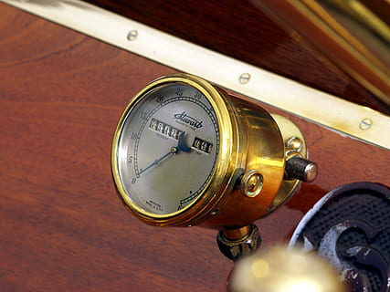 tachimetro, vecchi tempi, classico, auto, attrezzatura, velocità, misurazione, strumento, controllo, tecnologia, automobile, indicatore, vecchio, storico, vecchio stile, nessuno, avvicinamento, valutare, giorno, metallo, in casa, antico, legno - materiale, in stile retrò, natura morta, vista dall'alto, comunicazione, numero, concentrarsi sulle conoscenze acquisite, precisione, modo di trasporto, musica, cultura artistica e intrattenimento, 2K, CC0, dominio pubblico, privo di copyright