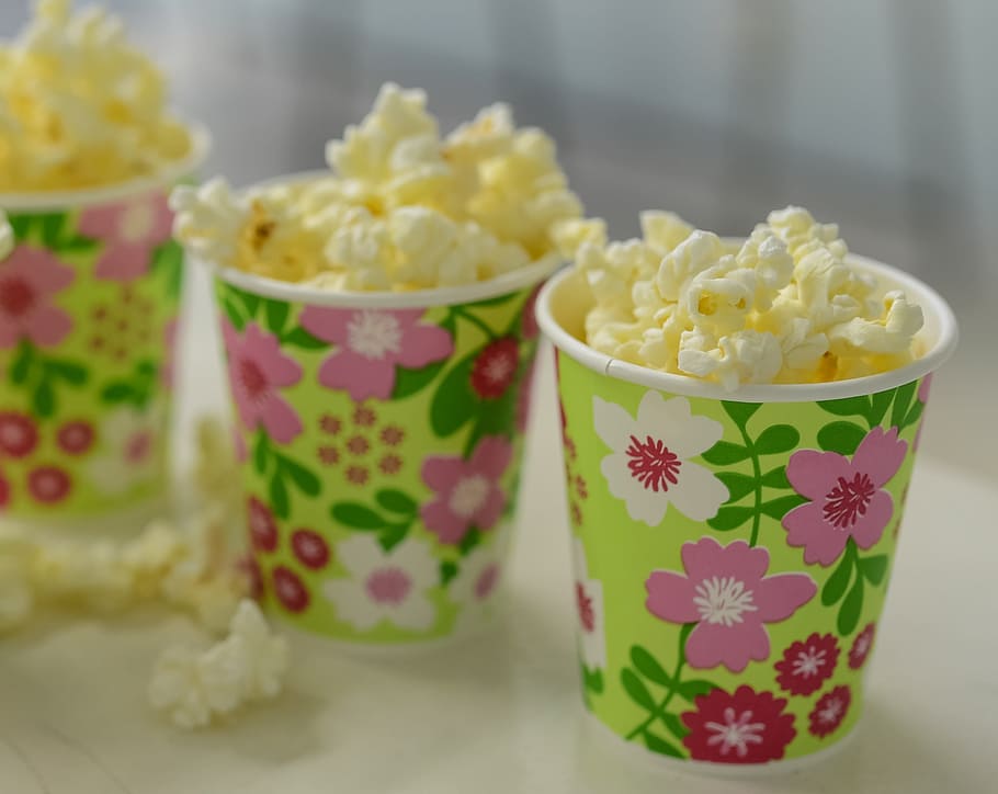 tre, multicolore, secchi per popcorn, Popcorn, boccale, Mais, cibo, spuntino, dolce, cibo dolce, cibo e bevande, in casa, avvicinamento, giorno, nessuno, freschezza, concentrarsi sulle conoscenze acquisite, natura morta, motivo floreale, modello, tavolo, indulgenza, contenitore, ciotola, gruppo di oggetti, variazione, scelta, tentazione, 2K