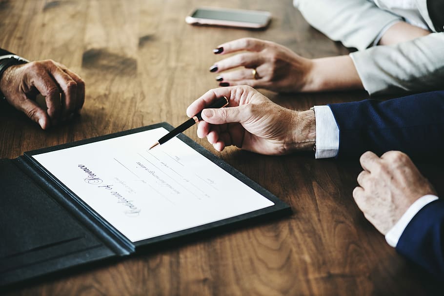 uomo, detenzione, penna, provando, cartello, documento, insediamento, conflitto, ufficiale, carta, persona, bianca, Diviso, separazione, accordo, applicazione, rompere, contrarre, certificato, certificazione, caucasico, rottura, uomini, tavolo, mano umana, mano, comunicazione, in casa, adulto, maschi, uomo d'affari, attività commerciale, parte del corpo umano, tecnologia, connessione, pianificazione, occupazione, persone, vista dall'alto, due persone, tecnologia wireless, bloc notes, 2K