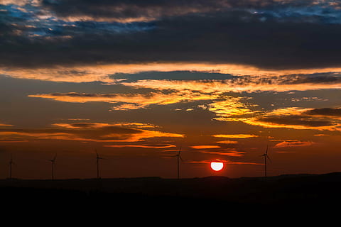 silhouette, vindmøller, solnedgang, sol, windräder, skyer, skog, etterglød, kveldshimmel, kveldssol, himmel, horisont, oransje, natur, fargespill, Abendstimmung, stille, hvile, vindkraft, fornybar energi, miljøvennlig, vindturbin, dramatisk himmel, sky - himmel, ingen folk, scenics, sollys, rolig scene, oransje farge, skjønnhet i naturen, naturskjønnhet - natur, miljø, drivstoff og kraftproduksjon, elektrisitet, ro, idylliske, landskap, teknologi, strømforsyning, utendørs, bærekraftige ressurser, 5K, CC0, offentlig domene, opphavsrett gratis
