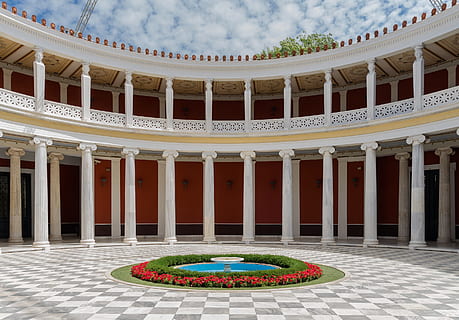 ferie, milepæl, skyer, blomster, arkitektur, atrium, bygning, centrum, kolonner, dagslys, flora, springvand, have, historisk, luksus, palæ, museum, udendørs, gårdhave, søjler, rejse, bygget struktur, arkitektoniske kolonne, bygning udvendig, ingen mennesker, plante, rejsemål, natur, grøn farve, politik, by, neo-klassisk, sky - himmel, kunstkultur og underholdning, arkitektoniske træk, historie, kreativitet, udsmykkede, flisebelagt gulv, klassisk stil, 2K, CC0, offentligt domæne, royaltyfrie