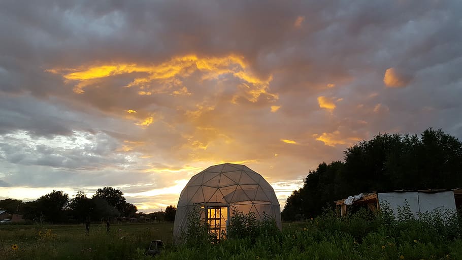 fotografia di paesaggio, bianca, tenda a cupola, d'oro, ora, struttura a cupola, campo d'erba, cupola, geodome, nube, tramonto, Alba, erba, albero, struttura, crepuscolo, cielo, azienda agricola, nomade, viaggio, rurale, casa, architettura, struttura costruita, nuvola - cielo, esterno dell'edificio, pianta, natura, nessuno, costruzione, religione, luogo di culto, credenza, luce del sole, all'aperto, destinazioni di viaggio, spiritualità, bellezza nella natura, infausto, 5K