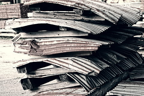 lamiera ondulata, foglio, pila, grande gruppo di oggetti, nessuno, natura morta, abbondanza, abbandonato, danneggiato, giorno, avvicinamento, legno - materiale, vecchio, corri giù, preparativi, fotogramma intero, all'aperto, vista dall'alto, mucchio, sfondi, deterioramento, declino, tritato, 4K, CC0, dominio pubblico, privo di copyright