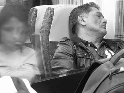 dormir, tren, home, calma, inactiu, facial, descans, assegut, una persona, adult, homes, a l'interior, transport, mirant, seient, manera de transport, estils de vida, interior del vehicle, relaxació, activitat d'oci, roba casual, adult jove, viatjar, persones reals, seient del vehicle, 4K, CC0, domini públic, lliure de regalies