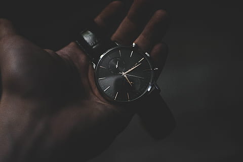 Person, halten, sehen, zeigen, 6:17, Chronograph, 6:16, Uhr, Hand, Zeit, dunkel, Armbanduhr, menschliche Hand, Männer, Nahansicht, Menschen, Handgelenk, menschliches Körperteil, eine Person, Nur ein Mann, drinnen, Instrument der Zeit, Richtigkeit, Taschenuhr, Erwachsene, echte Menschen, Körperteil, Lebensstile, Minutenzeiger, Finger, Ziffernblatt, 5K, CC0, gemeinfrei, lizenzfrei